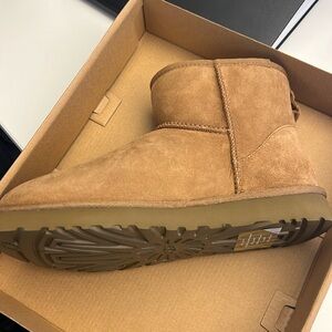 NWT Uggs classic Mini II boot